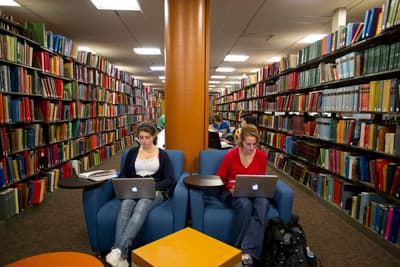 Kontinuierlich am Ball bleiben - das werdet ihr im Auslandssemester an der BU Zwei Studentinnen in der Unibibliothek der Boston University