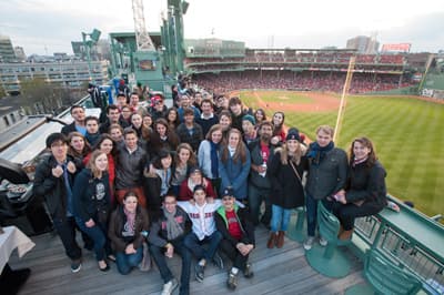 Ein Red Sox Spiel im Fenway Park anschauen ist ein absolutes Muss! BU-Studenten im Fenway Park