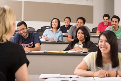 Internationale Studierende im Hörsaal an der CSU Fullerton