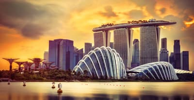 Das Marina Bay Sands Drei Hochhäuser verbunden durch eine Ausichtsplattform