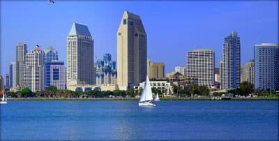 San Diego Hochhausfront mit Wasser im Vordergrund