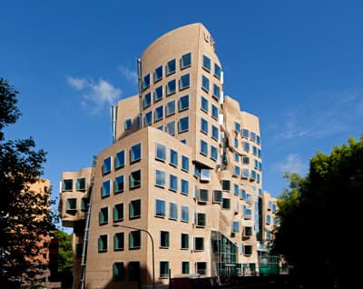 Die UTS Business School Ein Gebäude mit schiefen Fassaden