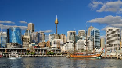 Darling Harbour in Sydeny Ein Hafen mit altem Segelschiff und Hochhäusern dahinter