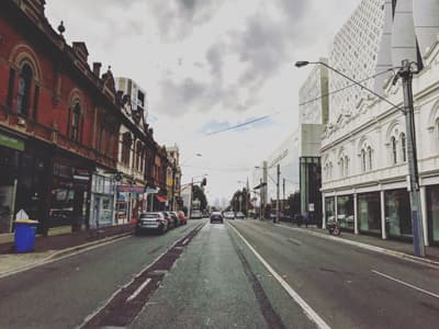 Glenferrie Road Eine Straße mit alten Häusern auf der einen und modernen Häusern auf der anderen Seite