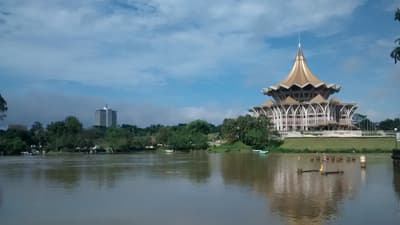 Kuching Ein Fluss vor einem Tempel