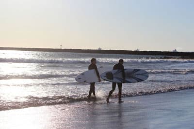 Sonne, Strand und Surfbrett - so geht das kalifornische Lebensgefühl Zwei Surfer am Strand