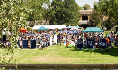 O-Week auf dem La Trobe-Campus Bildbeschreibung hier eingeben
