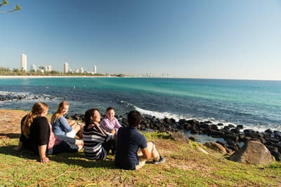 Wo kann man sich besser entspannen als am Strand? Studenten treffen sich am Strand