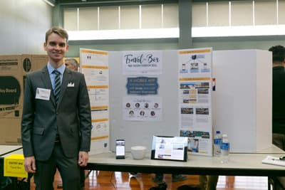 Fabian gewann mit seiner Innovation "Travel Box" den People's Choice Award Student Fabian Müller vor Poster