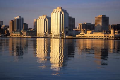 Die Halifax Waterfront Wasser mit einer Skyline im Hintergrund