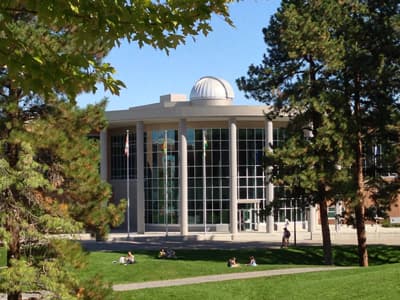 Campus mit Wohlfühlatmosphäre: Dein "home away from home" Campusgebäude zwischen Bäumen