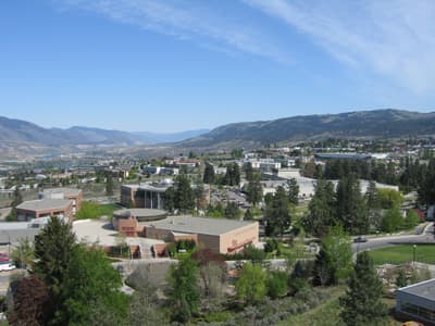 Die TRU steht für wahres kanadisches Outdoor-Feeling pur Der Campus der TRU inmitten der bergigen Landschaft von Kamloops
