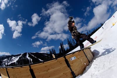 Outdoor-Fans kommen an der TRU voll auf ihre Kosten Snowboard Action unter dem stahlblauen Himmel British Columbias