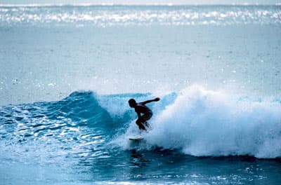 Wellenreiten ist besonders angesagt in Santa Barbara. Surfer im Meer