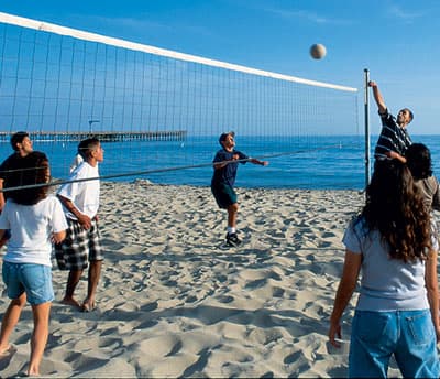Die UC Santa Barbara bietet ein unglaubliches Angebot an Freizeitmöglichkeiten. Vogelperspektive der Lage des Campus der University of California Santa Barbara