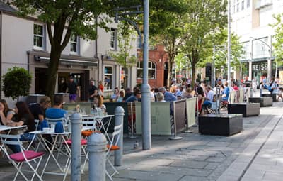 Lebendige Studentenstadt: Die walisische Studentenstadt Cardiff Belebte Straßencafés in Cardiff