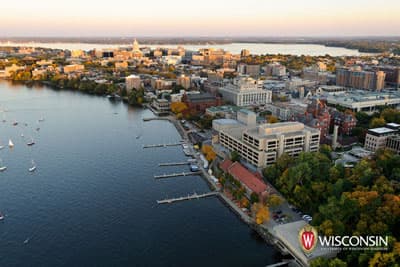 Madison ist eine wahre Perle unter den Großstädten in den USA. Vogelperspektive vom Campus der UW-Madison