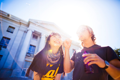 Den Traum vom Auslandssemester an der Berkeley Law School geht ganz leicht: Einfach bewerben und auf eine Zusage hoffen! Studenten vor der Universitätsbibliothek der UC Berkeley