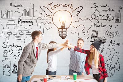 Design Thinking ist Teamarbeit! Junge Unternehmer geben sich high 5.
