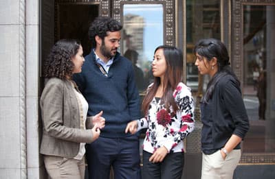 Wer von Experten aus der Praxis lernen möchte, sollte ein Auslandssemester an der UC Berkeley verbringen. Studierende diskutieren auf dem Campus der UC Berkeley.