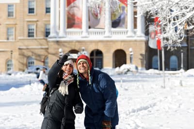 Zwei Studenten stehen vor der Bascom Hall