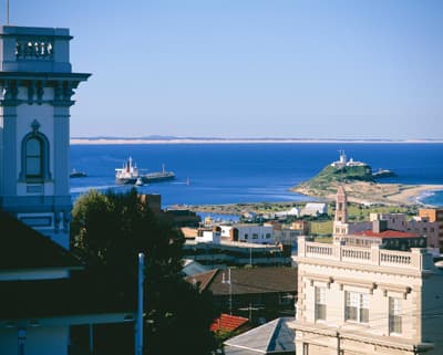 Weder zu klein, noch zu groß und direkt am Meer- Newcastle ist eine ideale Studentenstadt. Blick auf die Stadt Newcastle