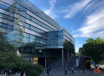 Innen wie außen: Dynamisch und innovativ! Die Vorderseite des futuristischen Business Gebäudes der University of Auckland
