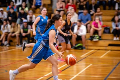 Werde Teil der erfolgreichen Uni-Teams! Studentinnen beim Match der Frauen-Basketballmannschaft