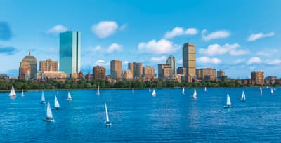 Der Charles River ist der Lieblingsort der Bostonians im Sommer. Segelboote auf dem Charles River