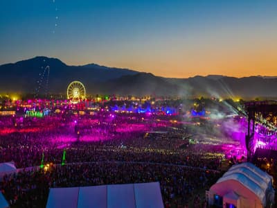 Wenn ihr mehr darüber wissen wollt, lest unseren Artikel über die besten Festivals in der Region Palm Desert! Luftaufnahme vom Coachella Festival