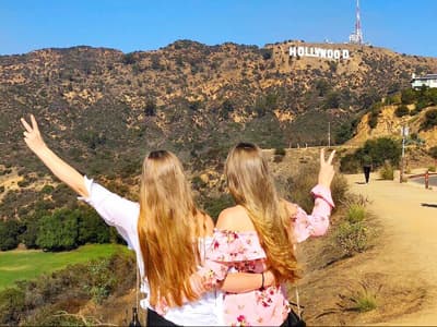 Nicht verpassen: Der Hollywood-Sign Hike! Julia und Lena vor dem Hollywood Sign