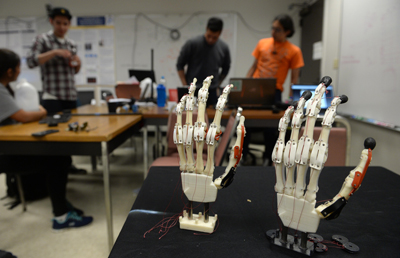Der Studiengang Biomedical Engineering verknüpft Forschungsinhalte aus den Gebieten Biologie und Technik. Arbeit mit Handprothesen im Bereich Biomedical Engineering