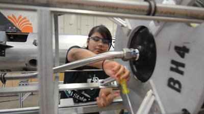 Aufgrund ihres Standortes pflegt die CSU Long Beach gute Beziehungen zu den Unternehmen der Region. Studentin des College of Engineering der CSU Long Beach