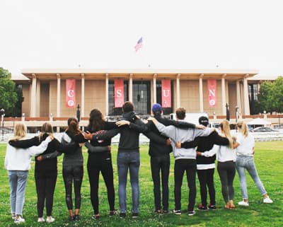 Stürz dich ins echte amerikanische College-Leben! Studenten vor der berühmten Oviatt Library der CSU Northridge