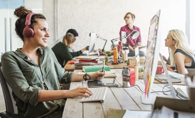 Stürz dich PR- und Marketingwelt LAs! Studenten erarbeiten kreative Ideen in einer modernen Agentur.