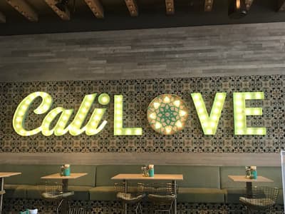 Das O.C. muss man einfach lieben! Trendiges Restaurant mit "Cali Love" Schriftzug