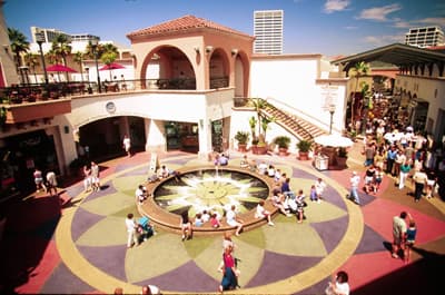 La Dolce Vita auf Kalifornisch! Platz mit Springbrunnen in der Outdoor-Shoppingmall Fashion Island