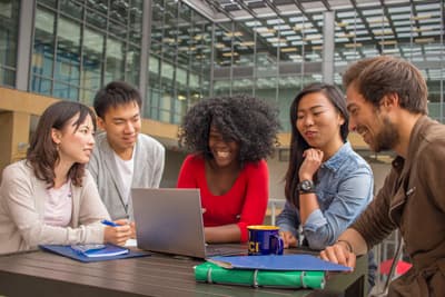 An der UCI School of Social Sciences lernt ihr ganz unterschiedliche Disziplinen kennen. Internationale Studierende lernen zusammen