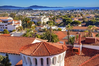 In Santa Barbara fühlst du dich wie an der europäischen Mittelmeerküste. Panorama von Santa Barbara