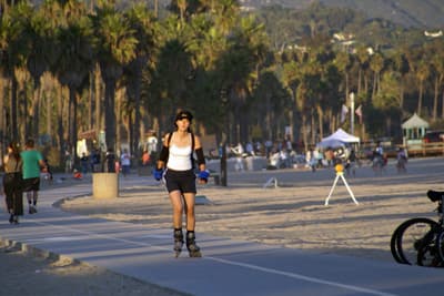 Wer gerne Sport macht, kommt an der UCSB voll auf seine Kosten. Studentin skated auf dem Campus