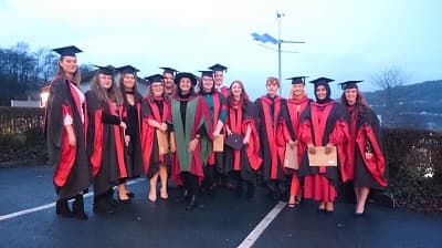 Der Masterabschluss wird ordentlich gefeiert - traditionell mit Talar und Barret Daniela und ihre Kommilitonen bei der Graduation
