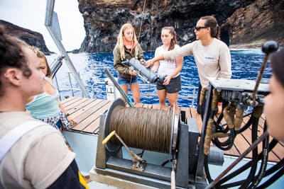 Vom Vorlesungssaal hin zum Pazifischen Ozean! Studenten bei einer Expedition der HPU