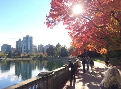 Vancouver bietet Lebensqualität pur! Blick vom Stanley Park im Indian Summer auf die Skyline Vancouvers.