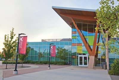 Der KPU-Tech-Campus Ein Gebäude mit buntverglaster Fassade
