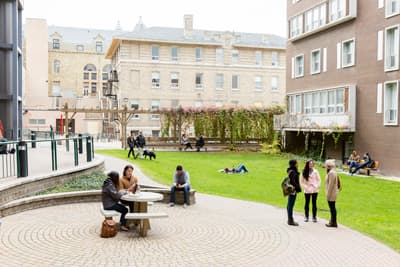Kleiner Campus im Herzen der Stadt Studenten auf dem Campus der University of Winnipeg