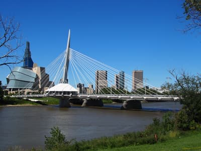 Winnipeg: Kanadas Stadt der Menschenrechte Das Canadian Museum for Human Rights neben Hochhäusern und einer sehr modernen Brücke