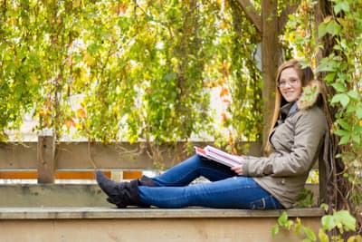 Wohlfühlort Winnipeg Studentin liest ein Buch in einer Laube