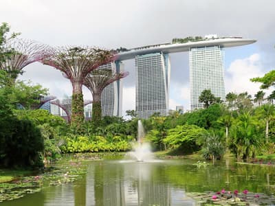 Die grüne Seite Singapurs Blick auf das Marina Bay Sands Hotel von den Gardens by the Bay