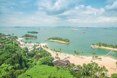 Endless Fun! Vogelperspektive auf Sentosa Island und kleine vorgelagerte Inseln