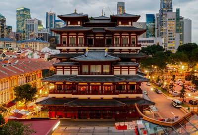 Facettenreiche Multikulti-Metropole Der Buddha Tooth Relic Temple inmitten von modernen Hochhäusern